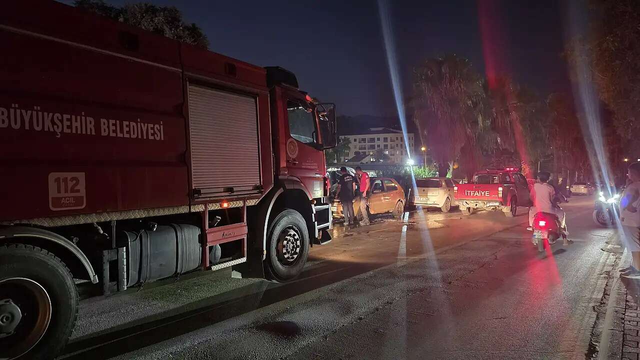 Muğla'da Park Halindeki Otomobil Alev Aldı 1